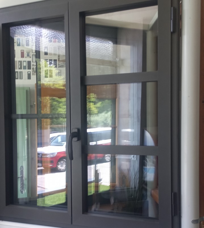 pose et installation d'une fenêtre à petit bois en aluminium gris anthracite sur Alès proche d'Anduze