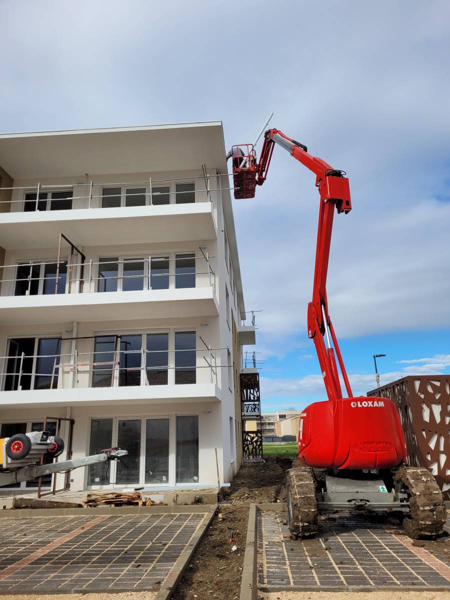 Pose de gouttières en aluminium et plafond PVC à Monteux, près d'Avignon.