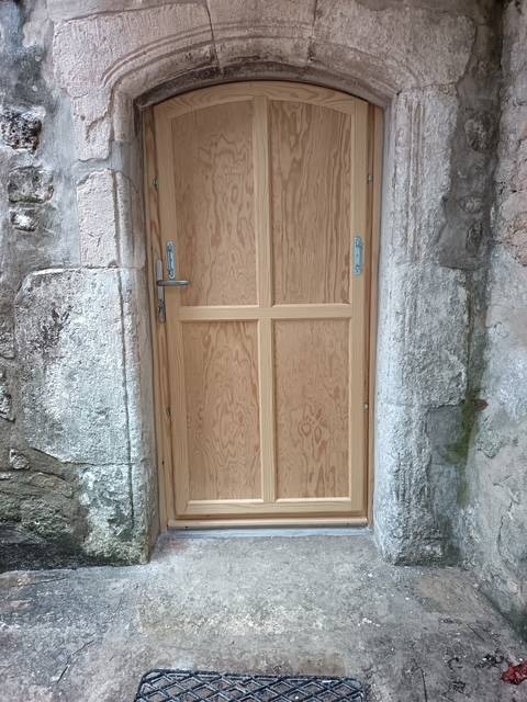 Pose d'une porte en bois à Navacelles