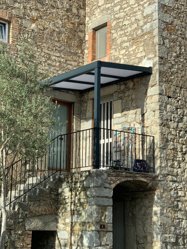 Pose d'une pergola fixe à Saint André de Cruzières, non loin de Saint Paul le Jeune, en Ardèche.