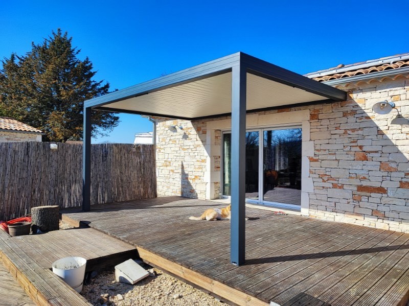 Pose d'une pergola bioclimatique à Barjac, proche de Vallon Pont d'Arc.
