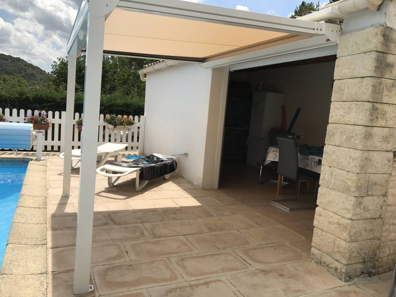 Pose d'une pergola toile à Saint-Ambroix, proche d'Alès.