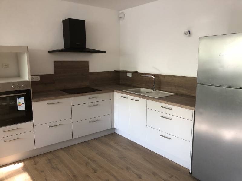 Réalisation d'une cuisine en angle à façades blanches sur Alès proche de Saint Ambroix