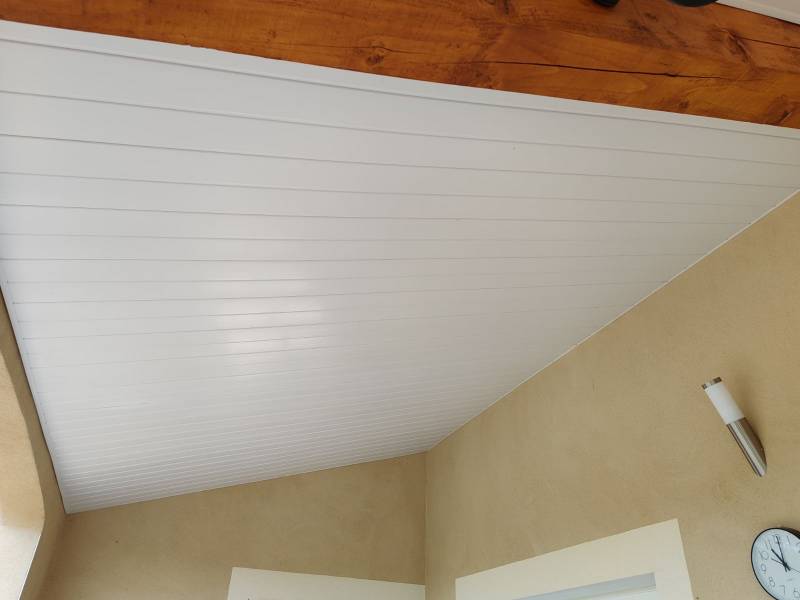 Plafond PVC banc à Saint Privat de Champclos, non loin de Barjac.