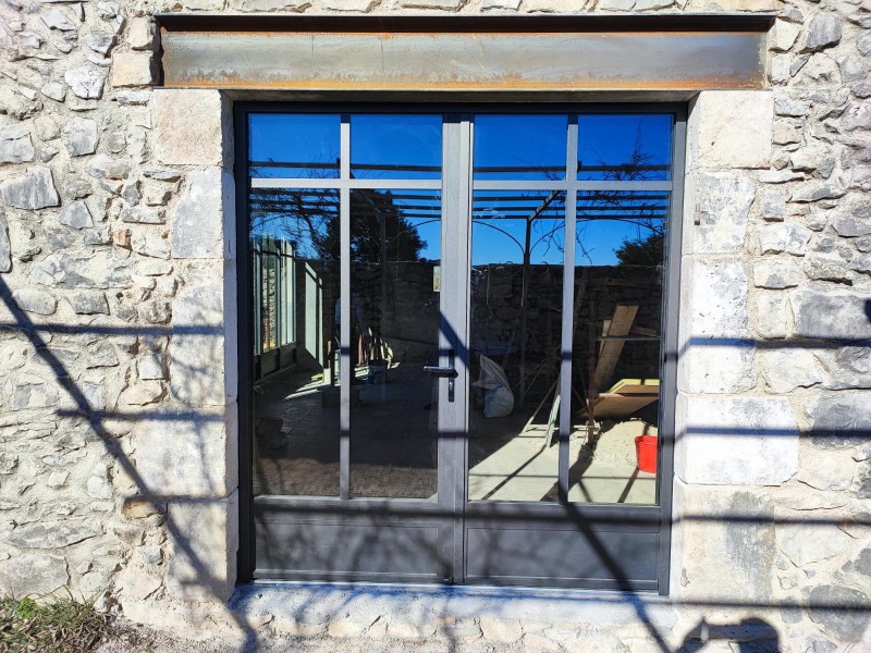 Pose d'un porte et d'une fenêtre atelier à Méjannes le Clap, proche de Barjac.