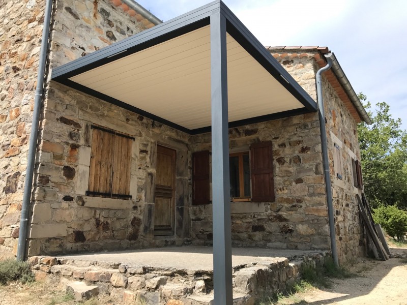 Pergola bioclimatique à Saint Sauveur de Cruzières, proche de Barjac.