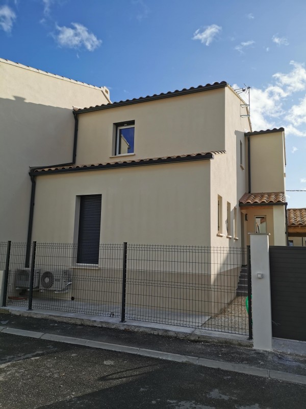 Pose de gouttières aluminium sur la commune de Caveirac, près de Nîmes.