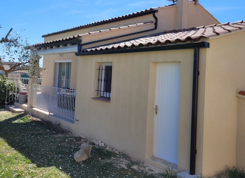 Pose de gouttières aluminium avec tuyaux de descentes à Saint Christol les Alès, proche d'Alès.