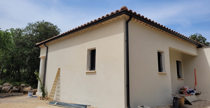 Pose de gouttières aluminium modèle corniche à la Bastide de Virac, proche Barjac.