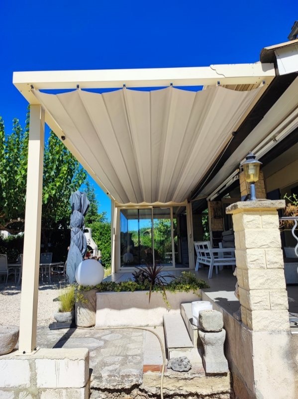 Installation d’un store vélum manuel  à Barjac dans le Gard.
