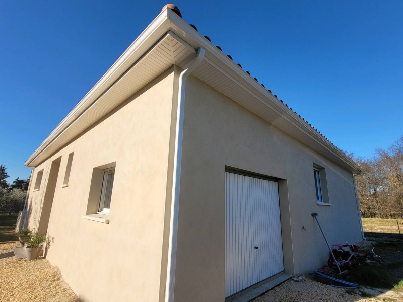 Pose de débord de toiture PVC BLANC et gouttières aluminium à Saint Privat des Vieux, proche d'Alès.