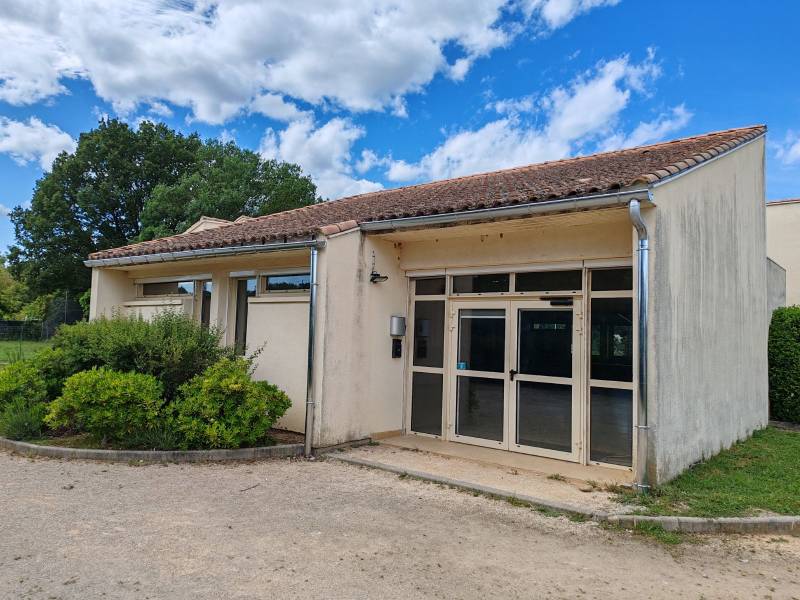 Réfection des gouttières en zinc des locaux communaux à Auzon, non loin de Rousson.