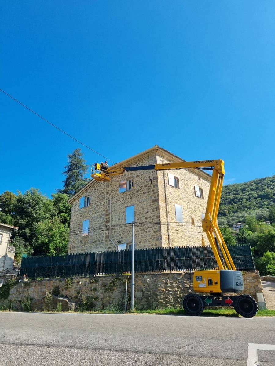 Réalisation de gouttières aluminium avec nacelle haulotte.
