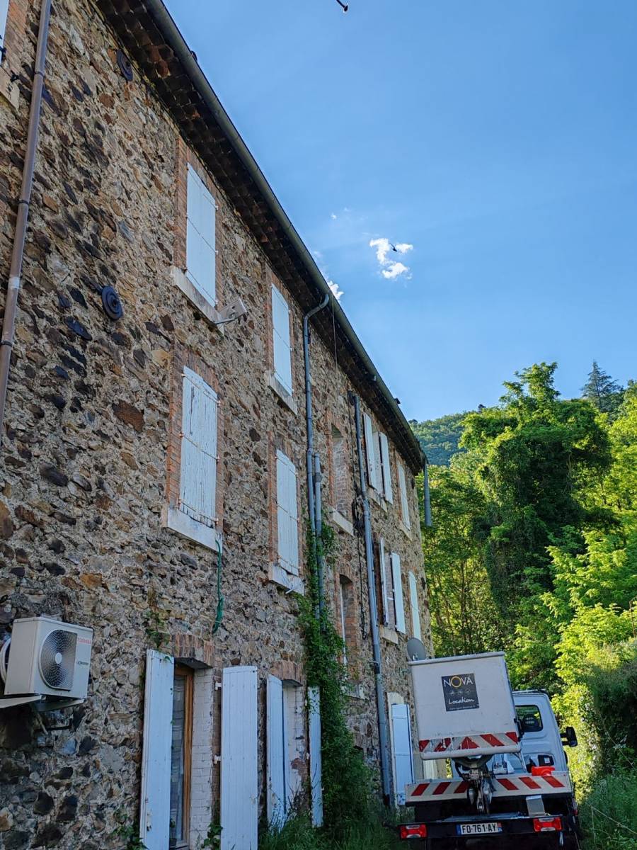 Remplacement de gouttières en zinc avec nacelle.